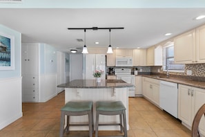 Appart'hôtel, plusieurs lits (Ocean Reef Villas 110) | Cuisine privée | Four, grille-pain