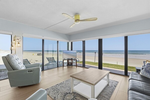 Condo, Plusieurs lits (Ocean Reef Villas 110) | Aire de séjour | Téléviseur