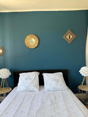 2 bedrooms, iron/ironing board, internet, bed sheets