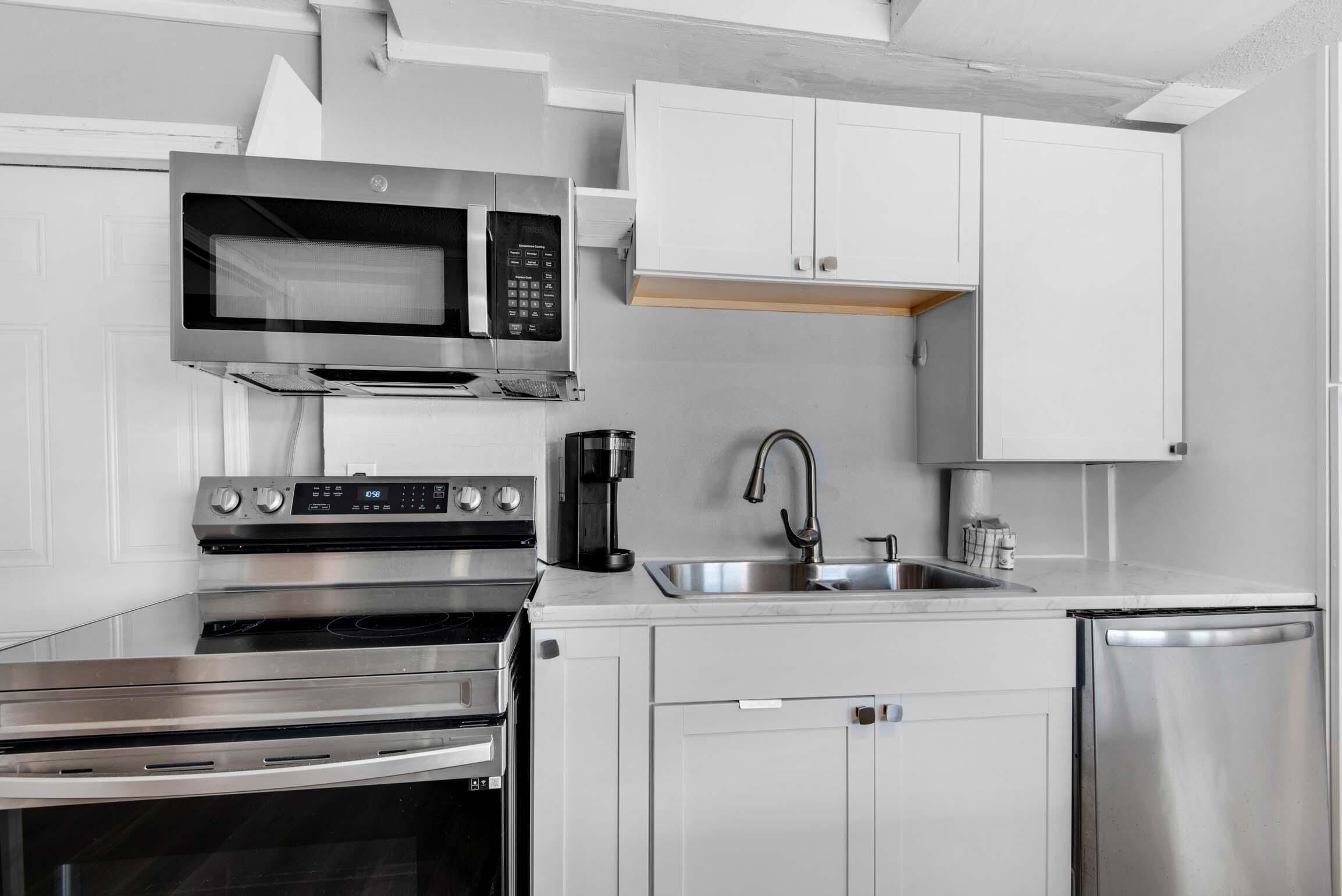 House, Multiple Beds (Beach Bay Bliss) | Private kitchen