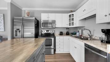 House, Multiple Beds (Beach Bay Bliss) | Private kitchen