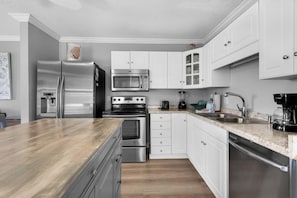 House, Multiple Beds (Beach Bay Bliss) | Private kitchen