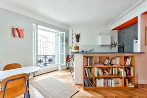 Kühlschrank, Mikrowelle, Ofen, Geschirrspüler
