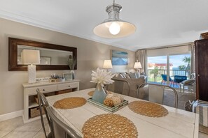 Apartment, 1 King-Bett und Schlafsofa (Point East 314) | Wohnbereich