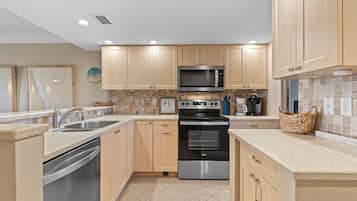 Condo, 1 cama King size y sofá cama (Point East 314) | Cocina privada | Horno y tostadora