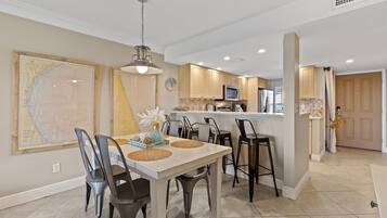 Condo, 1 cama King size y sofá cama (Point East 314) | Restaurantes