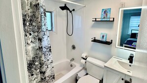 Ein Badezimmer mit Dusche, Toilette und Waschbecken.