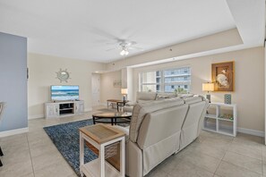 Leilighet, flere senger (Oceanwalk 13-301) | Oppholdsområde | TV