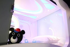 A room with a bed, a bear figure, and a ceiling with circular light patterns. - Hey Bear Capsule Hotel (Xinbei Taipei Bridge Metro Station) (New Taipei City)