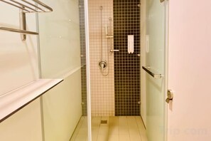 Bathroom - Hey Bear Capsule Hotel (Xinbei Taipei Bridge Metro Station) (New Taipei City)