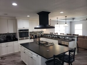 Kylskåp, mikrovågsugn, ugn och spishäll