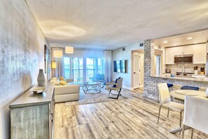 Condo, 1 cama King size y sofá cama (Land's End 1-206 Bay Front-Premier) | Área de sala de estar