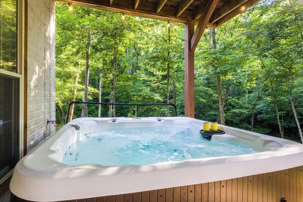 Outdoor spa tub