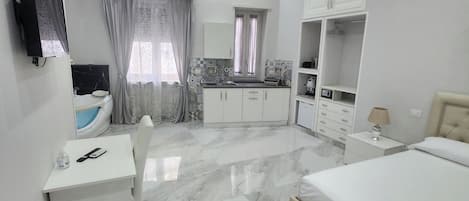 Suite superior, balcón, vista a la ciudad | 1 habitación, caja de seguridad en la habitación y escritorio