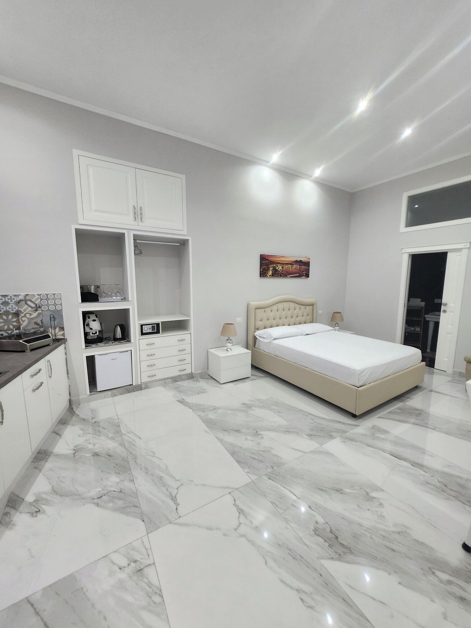 Suite Supérieure, balcon, vue ville | Coffres-forts dans les chambres, bureau