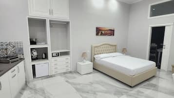 Suite Supérieure, balcon, vue ville | Coffres-forts dans les chambres, bureau