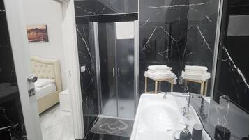 Suite Superior, balcone, vista città | Bagno | Vasca e doccia separate, asciugacapelli, asciugamani, sapone