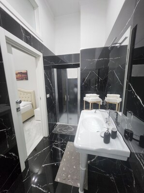 Superior Suite, Balcony, City View | Bathroom
