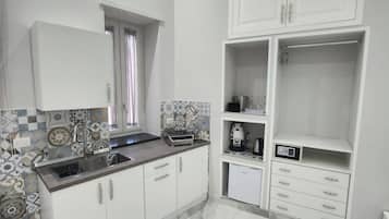 Suite superior, balcón, vistas a la ciudad | Cocina privada | Frigorífico pequeño