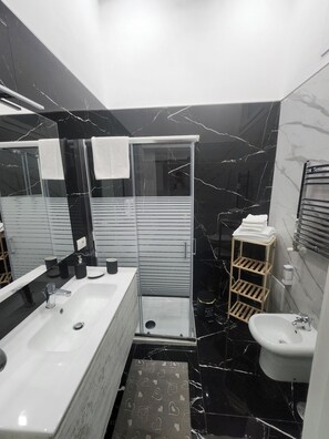 Tripla Standard, balcone, vista città | Bagno | Vasca e doccia separate, asciugacapelli, asciugamani, sapone