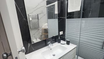 Habitación triple estándar, balcón, vistas a la ciudad | Baño | Bañera y ducha independientes, secador de pelo, toallas y jabón