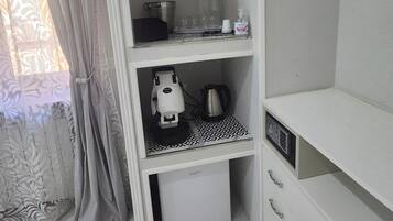 Habitación triple estándar, balcón, vista a la ciudad | Caja de seguridad en la habitación y escritorio