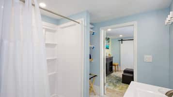 House, 1 Queen Bed with Sofa bed (Island Paradise 5) | Bathroom