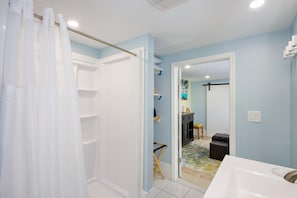 House, 1 Queen Bed with Sofa bed (Island Paradise 5) | Bathroom - Island Paradise 5 (Fort Myers Beach)