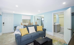 House, 1 Queen Bed with Sofa bed (Island Paradise 5) | Living area
