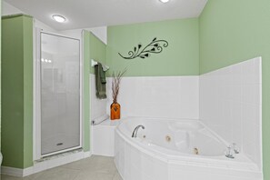 Condo, varias camas (Oceanwalk 2-502) | Baño | Secadora de cabello, toallas, jabón, shampoo 