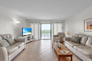 Living area - Sea Club #402 - Isle Be Back (Indian Shores)