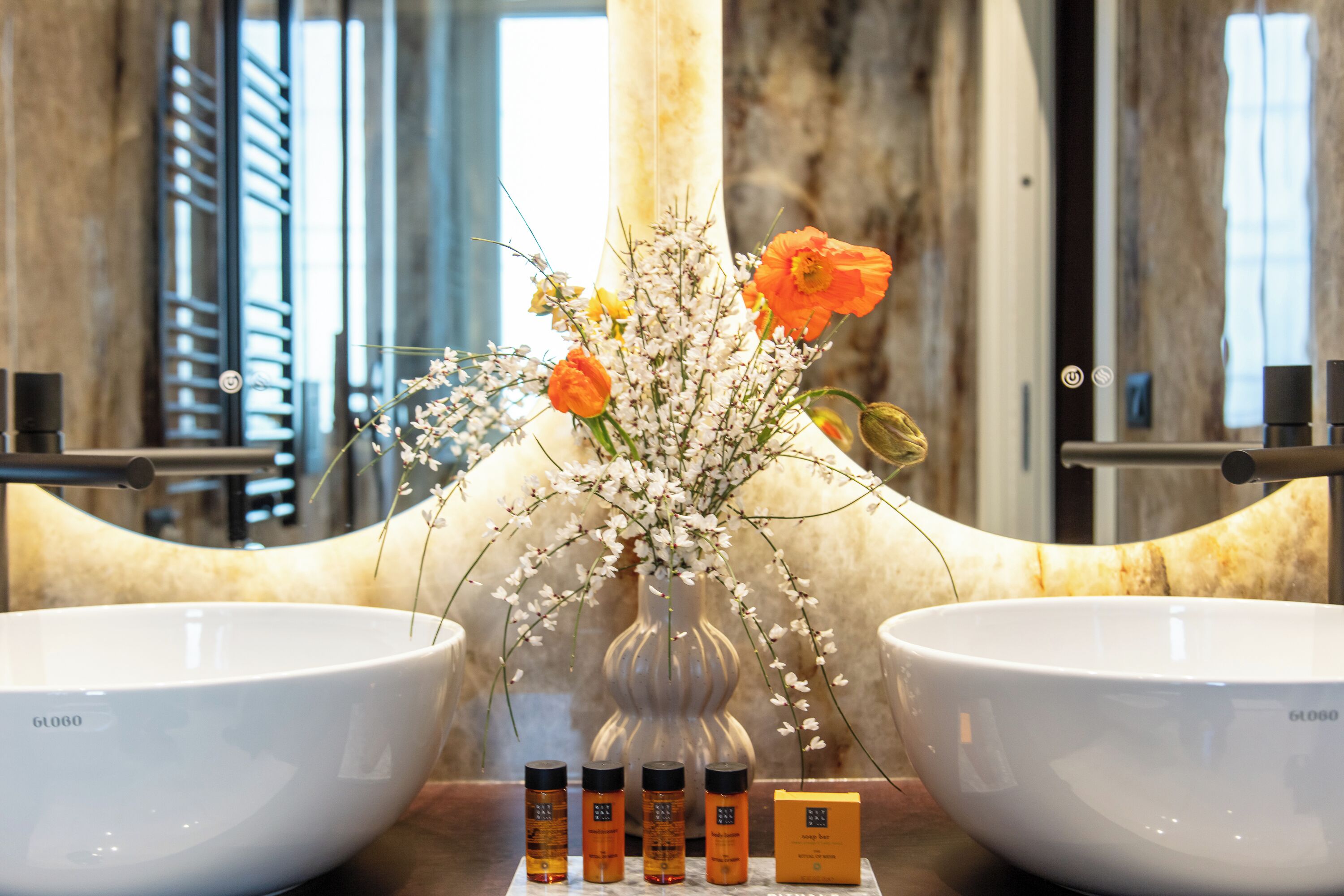 Haartrockner, Handtücher, Seife, Toilettenpapier