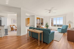 Living area - Minorca Paros 402 (New Smyrna Beach)