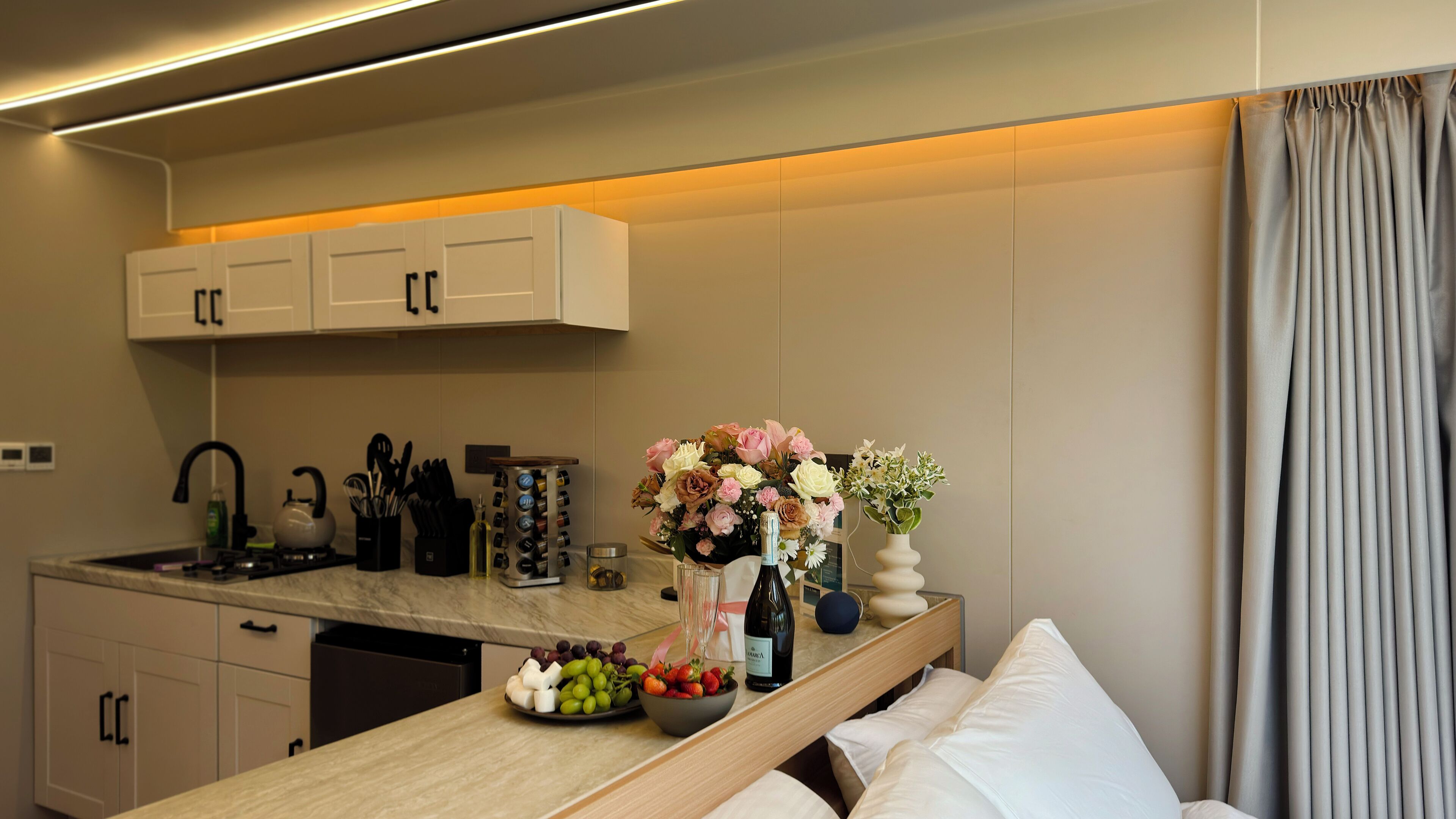 Réfrigérateur, plaque de cuisson, bouilloire électrique