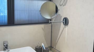 Hårtork, handdukar, tvål och toalettpapper