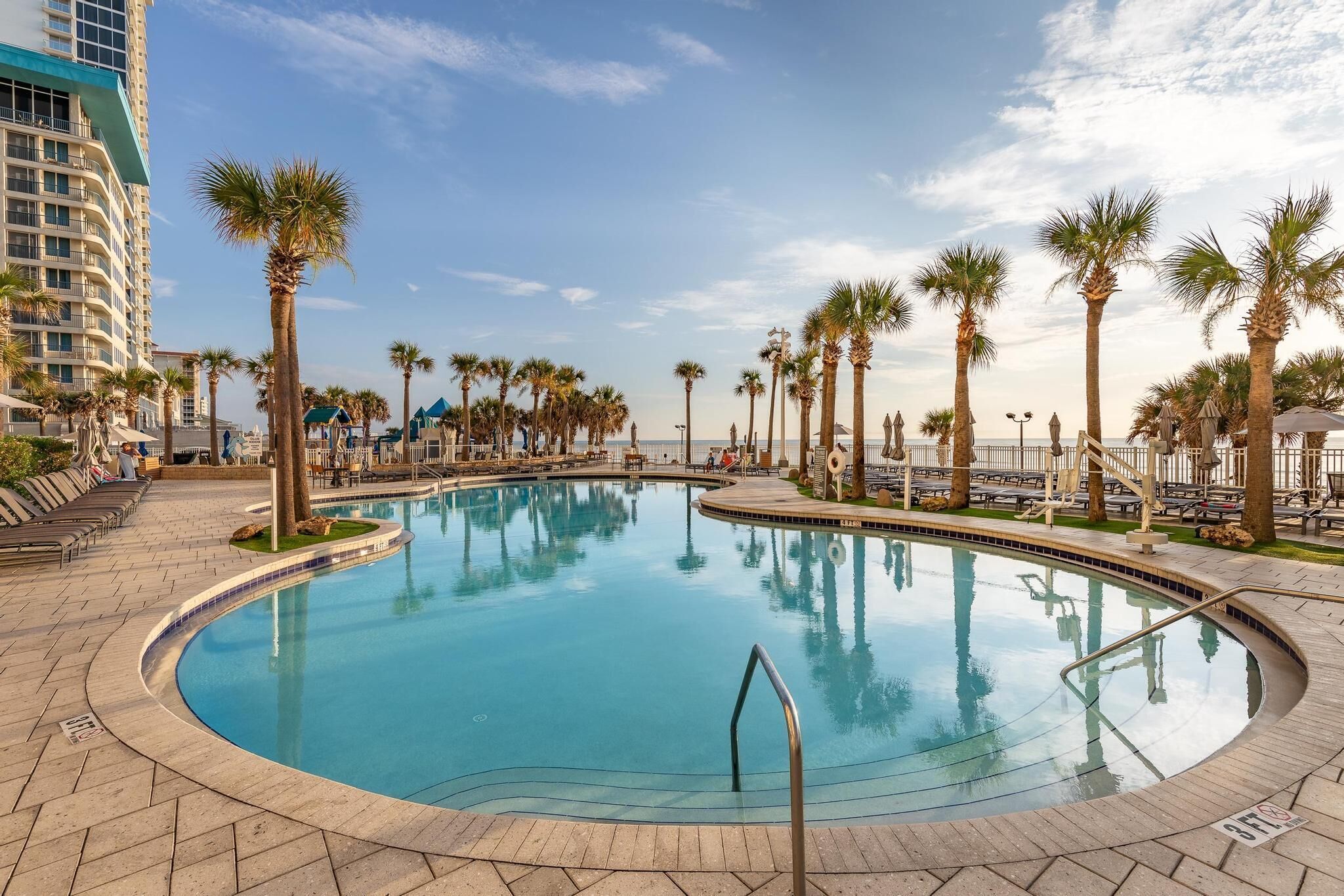 Condo, varias camas (Ocean Walk Resort 1707) | Alberca | Alberca techada y alberca climatizada