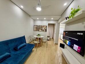 Classic Apartment | Living area | TV - Edifício Presidente (Praia Grande)