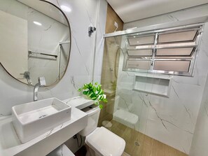 Classic Apartment | Bathroom - Edifício Presidente (Praia Grande)