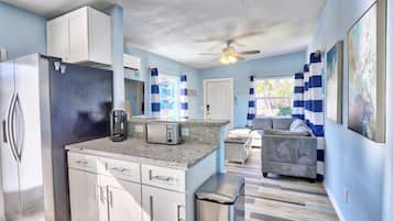 House, 1 King Bed (Shore Thing) | Interior