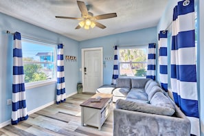 House, 1 King Bed (Shore Thing) | Living area