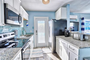 House, 1 King Bed (Shore Thing) | Private kitchen | Oven, toaster