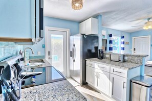 House, 1 King Bed (Shore Thing) | Private kitchen | Oven, toaster