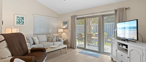 Maison, 1 grand lit et 1 canapé-lit (Sea Mist Getaway) | Coin séjour | Télévision