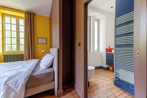 4 bedrooms, iron/ironing board, WiFi