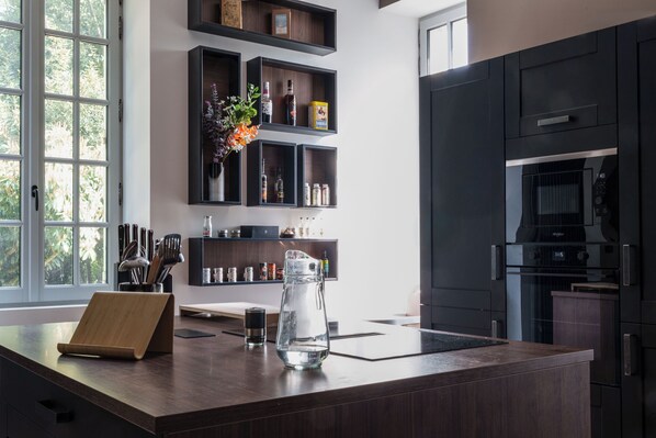 Kjøleskap, mikrobølgeovn, ovn og kokeplater