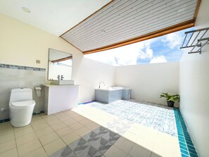 Quarto casal luxo, sacada, vista para o mar | Banheiro | Chuveiro/banheira combinados, secador de cabelo, toalhas de banho 