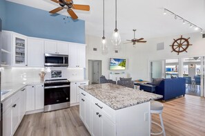 House, Multiple Beds (Clearview) | Private kitchen