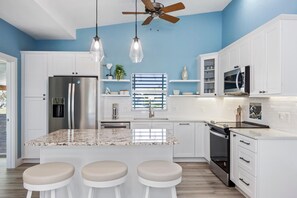 House, Multiple Beds (Clearview) | Private kitchen
