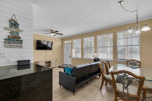 Apartment, Mehrere Betten (Poinciana Place #123) | Innenbereich