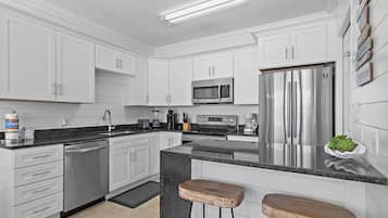 Condo, Multiple Beds (Poinciana Place #123) | Private kitchen